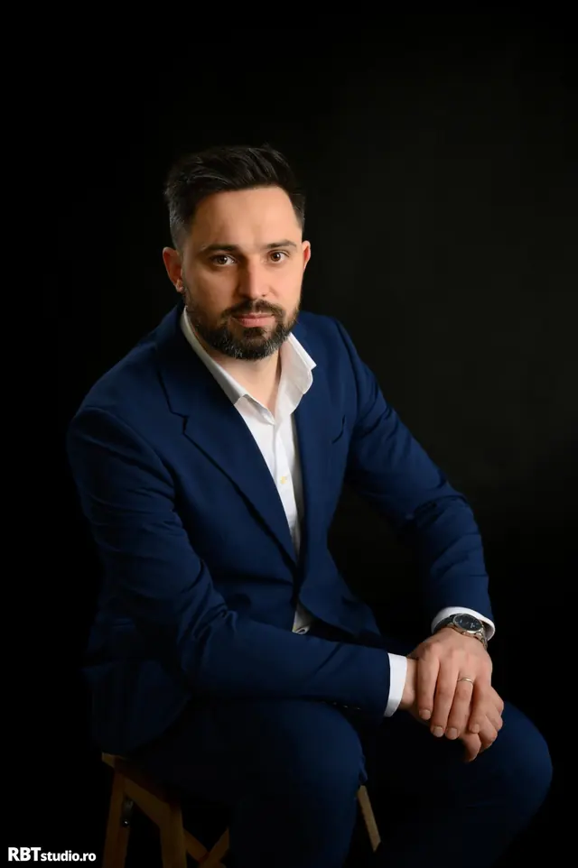 Bărbat în costum pe fundal închis — fotografie business profesională
