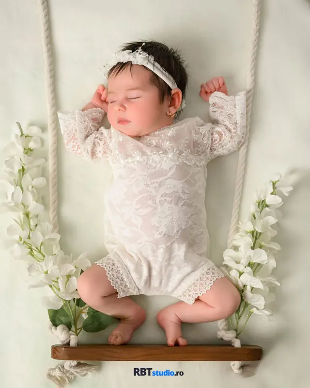 Bebeluș nou-născut dormind într-un leagăn decorat cu flori — fotografie newborn Botoșani