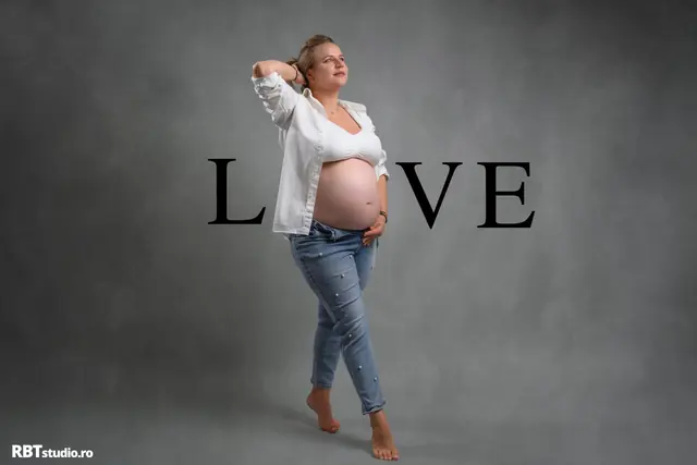 Viitoare mamă lângă literele LOVE, ședință maternity