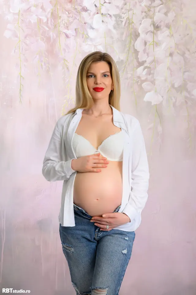 Portret maternity pe fundal floral pastel