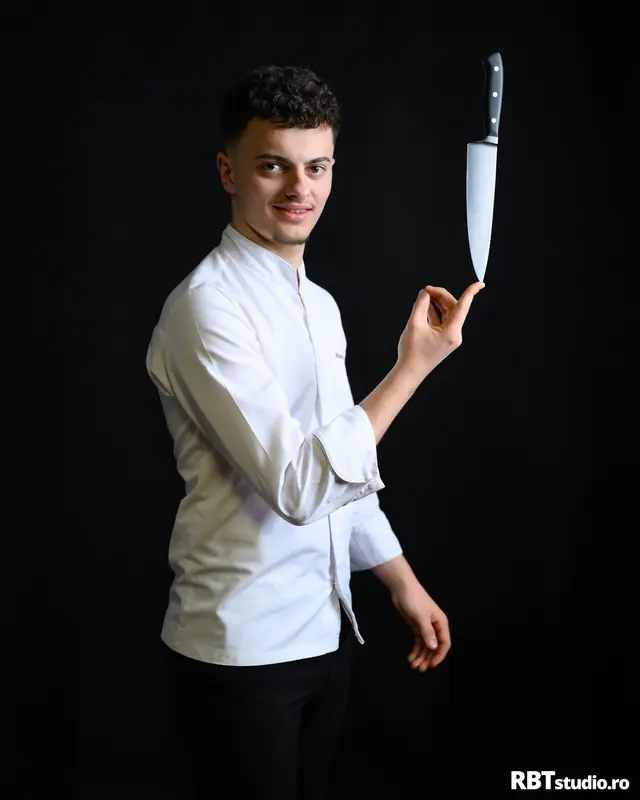 Portret de chef bucătar cu cuțit, proiectul Oameni și Meserii