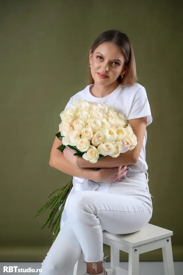 Tânără cu un buchet mare de trandafiri albi, portret în studio