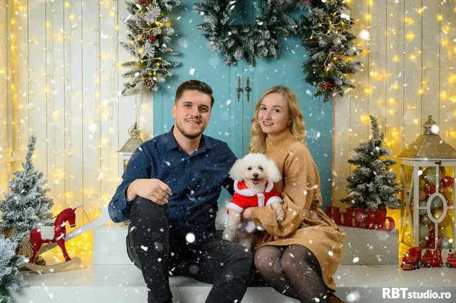 Cuplu în decor de Crăciun cu luminițe și brad