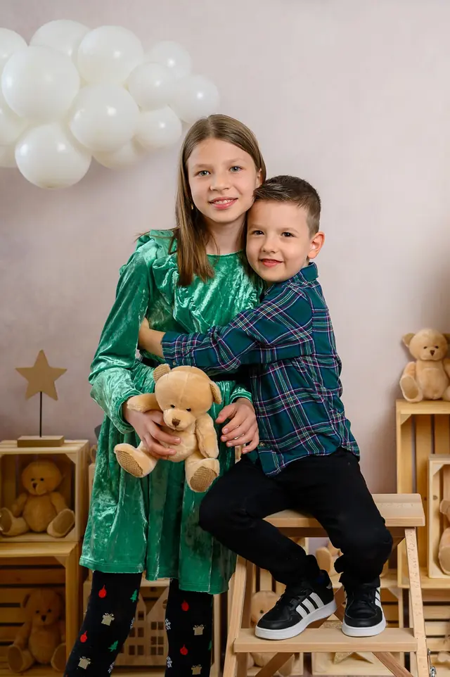 Soră și frate îmbrățișați cu un ursuleț de pluș, ședință foto copii în studio