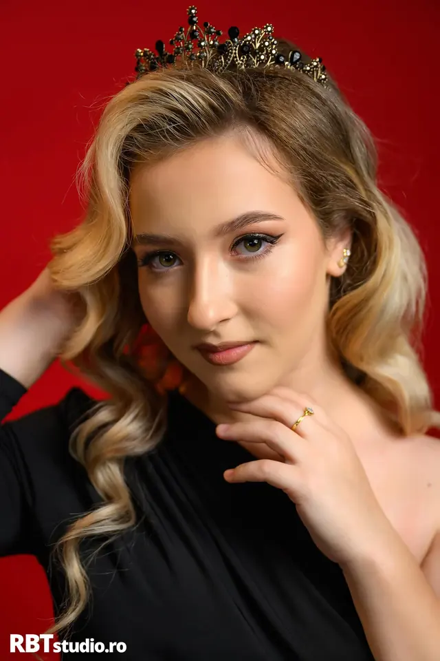 Portret de femeie cu coroniță, fundal roșu — ședință foto portret Botoșani