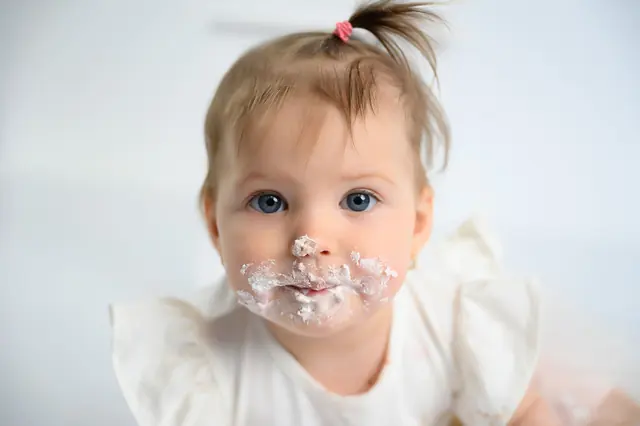 Fetiță de un an cu frișcă pe obraji după smash the cake